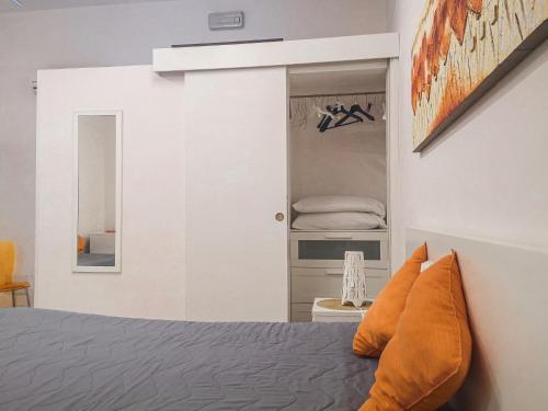 a bedroom with a bed with orange pillows at Casaulente in Alcamo