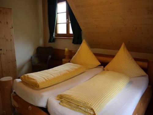 Tempat tidur dalam kamar di Urlaub im Herrenholz