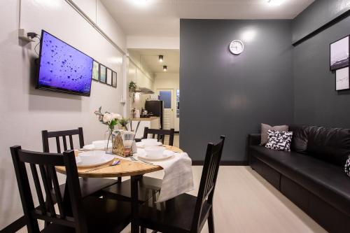 Televisyen dan/atau pusat hiburan di T5 2 Bedrooms/6guests/full kitchen/1 min to BTS