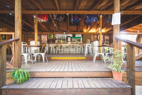 マウンにあるSitatunga Campsite Maunの白い椅子とバーのあるレストラン
