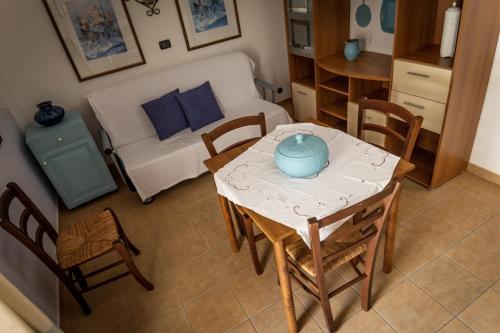 a kitchen and living room with a table and chairs at Su Pranu in Onifai