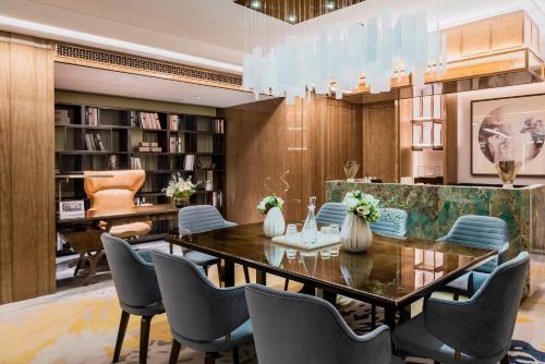 a dining room with a table and chairs at Auto City Ruili Hotel in Jiading
