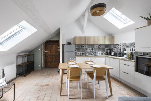 une cuisine avec une table et des chaises en bois dans l'établissement Le Nao- L'Île Feydeau - 2 chambres de charme, à Nantes