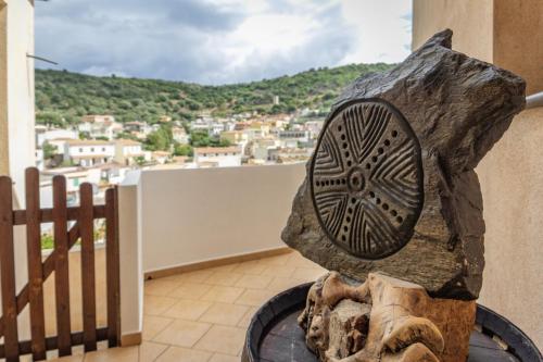 a statue of a wheel on top of a building at Su Pranu in Onifai