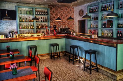un bar con taburetes en un restaurante en Hotel Lucía, en San Rafael