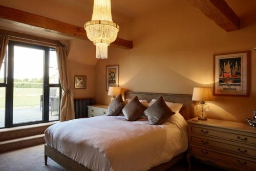 een slaapkamer met een groot bed en een raam bij The Bowl Inn in Charing