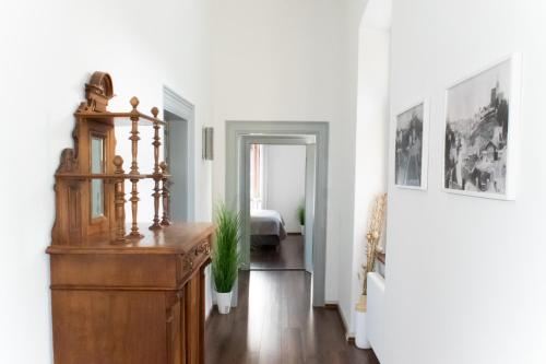 a room with a wooden dresser and a bedroom at Wohnung in TOP-Lage - Direkt am Bahnhof in Bad Wimpfen