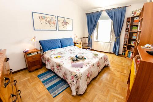 een slaapkamer met een bed met een bloemenbed bij Sinidio in Lucca