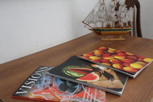 uma mesa com um livro e um prato de fruta em Naftalan Guest House em Baku