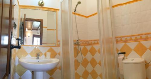 モンテコルトにあるCasa de Teonesのバスルーム(シンク、シャワー付)