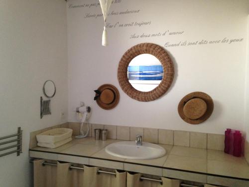 ブラジモンにあるLe Domaine du Bel Air B&Bのバスルーム(洗面台、壁掛け鏡付)