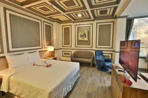 Postel nebo postele na pokoji v ubytování Lotus Saigon Hotel