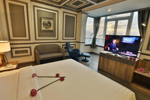 TV a/nebo společenská místnost v ubytování Lotus Saigon Hotel