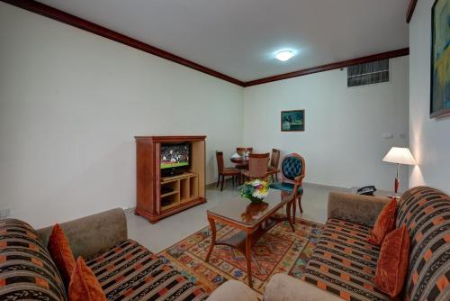 Ein Sitzbereich in der Unterkunft Mourouj Hotel Apartments Abu Dhabi