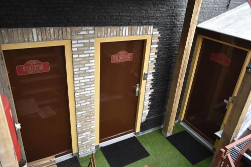 a set of three doors in a brick wall at De Gusto in Schiedam