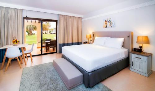Ένα ή περισσότερα κρεβάτια σε δωμάτιο στο Radisson Blu Hotel & Resort, Al Ain