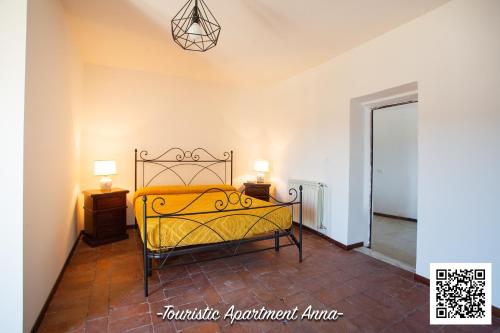 um quarto com uma cama amarela e 2 candeeiros em Tourist Apartment Anna em Bracciano