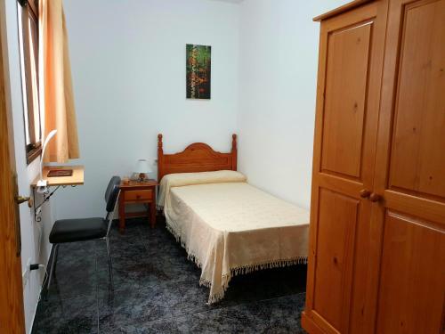 een kleine slaapkamer met een bed en een bureau bij Apartamento Mendoza I - San Isidro in San Isidro