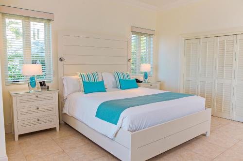 Krevet ili kreveti u jedinici u objektu The Cove Suites at Blue Waters