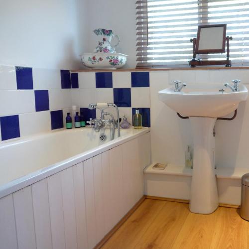 A bathroom at Clinkgate Farmhouse 