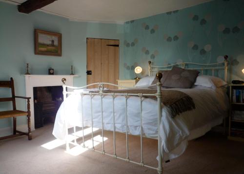 A bed or beds in a room at Clinkgate Farmhouse 