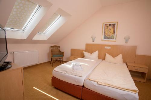 a bedroom with a bed in a room with skylights at Landhaus & Landhof Gabriel in Bülstringen