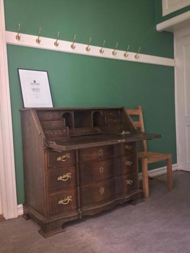 an old wooden desk in a room with a chair at Rotzowlund BnB in Grenå