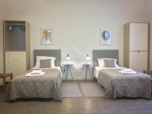 En eller flere senge i et værelse på Rotzowlund BnB