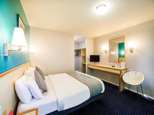 Habitación de hotel con cama y lavabo en OYO Sunrise Hotel, A46 N Leicester, en Thrussington