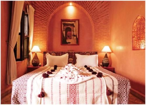 um quarto com uma cama grande em um quarto em Riad La Rose D'orient em Marraquexe