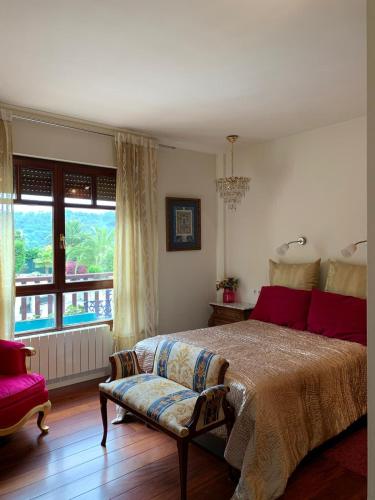 Un dormitorio con una cama grande y una ventana en Habitación en la naturaleza 1, en Igartua