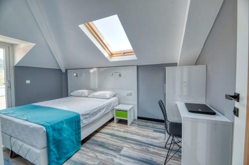 Un pat sau paturi într-o cameră la Grisverde Suites