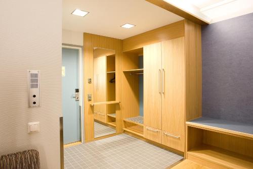 a room with wooden cabinets and a walk in closet at Rokua Health & Spa in Rokua