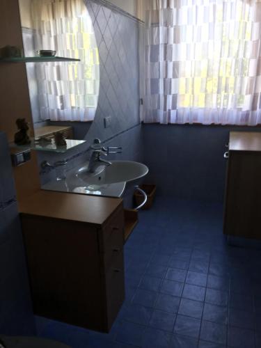 ein Bad mit einem Waschbecken und einem Spiegel in der Unterkunft La casa sul golfo in Ancona