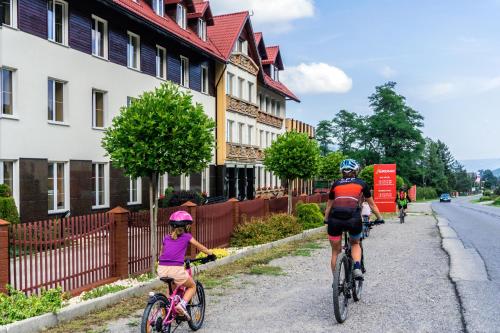 un gruppo di persone che vanno in bicicletta lungo la strada di Gronie Ski & Bike a Szczyrk