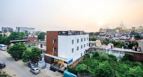 El barrio en el que está el hotel o un barrio cercano