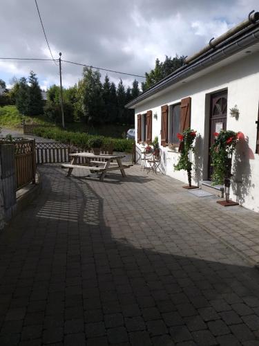 un patio con tavolo da picnic e un edificio di La petite suisse a Malmedy