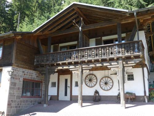 Casa con techo de madera y balcón en Pension Holzerstube, en Beerfelden