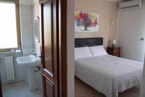 A bed or beds in a room at La Loggia su Acqui. Centro, wi-fi, aria condizionata, ascensore