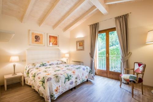 sypialnia z łóżkiem i oknem w obiekcie Casa Vacanze Squarcialupi w mieście Castellina in Chianti