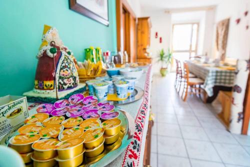 een tafel met donuts en ander voedsel erop. bij Locanda Farinati in Abetone