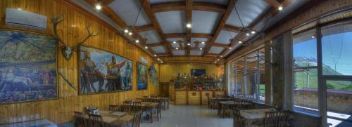 Restoran ili drugo mesto za obedovanje u objektu Mountain Saniba Eco Hotel