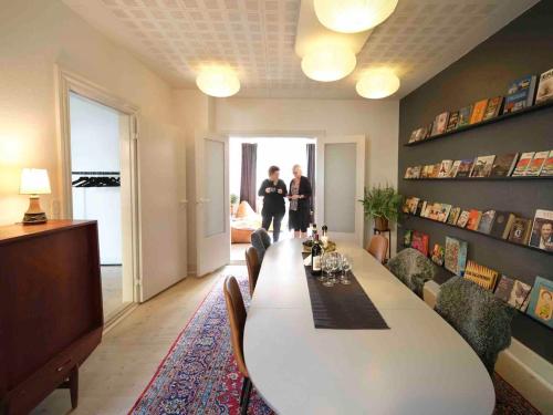 Knihovna v apartmánu
