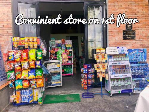 un magasin avec beaucoup de produits exposés dans l'établissement Dolphin Home, à Dong Hoi