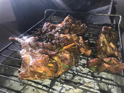 Barbacoa disponible para clientes en el lodge