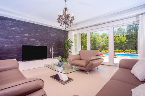 Kolam renang di atau dekat dengan Villa Andrea with 5 bedrooms, 50 sqm private pool, a fun zone with PRO 9 Pool table, outdoor playground