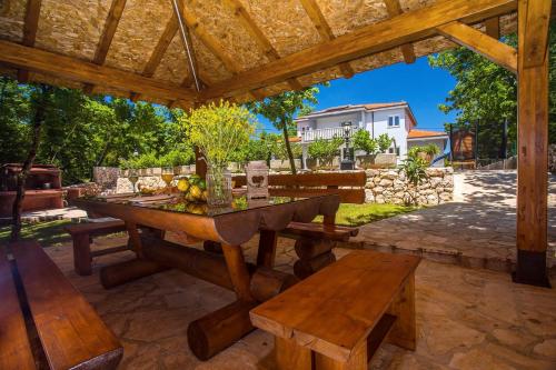 Gambar di galeri bagi Villa Andrea with 5 bedrooms, 50 sqm private pool, a fun zone with PRO 9 Pool table, outdoor playground di Poljica