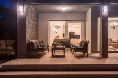 Ruang duduk di Villa Andrea with 5 bedrooms, 50 sqm private pool, a fun zone with PRO 9 Pool table, outdoor playground
