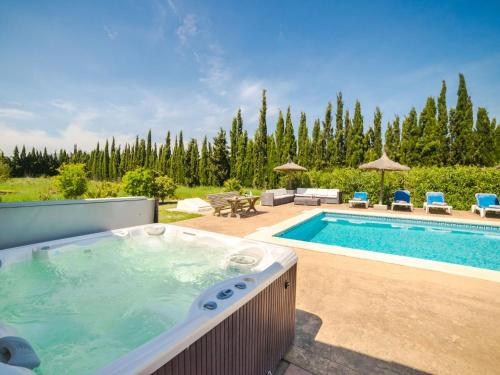 - une piscine avec un bain à remous dans la cour dans l'établissement Villa Vertaient by Interhome, à Alcúdia