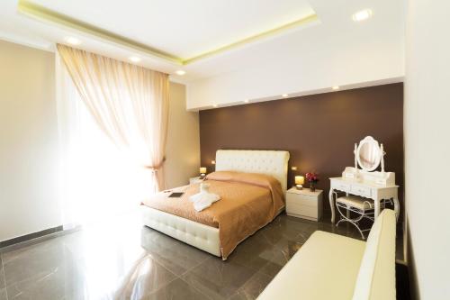 A bed or beds in a room at Porto Rooms & Suite